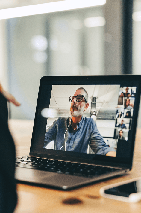 portátil mostrando una sesión de videoconferencia con múltiples participantes