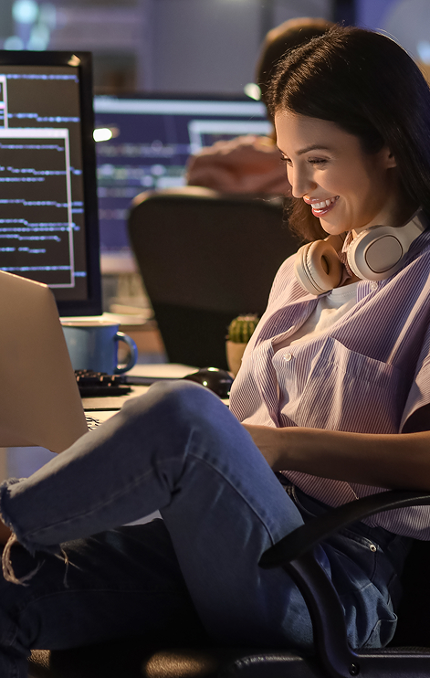 mujer con auriculares en el cuello trabajando en su laptop