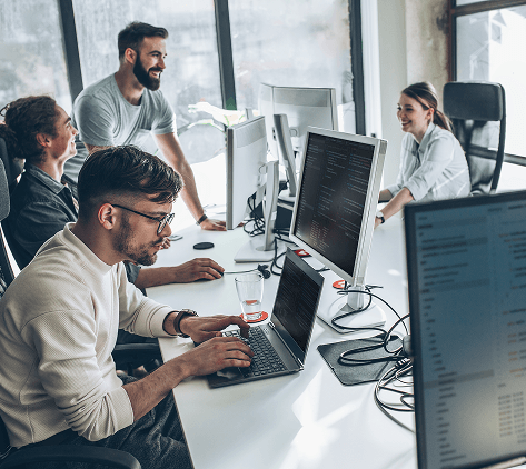 ingenieros de software trabajando juntos en código en un espacio de oficina moderno