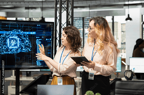 dos profesionales analizando datos de inteligencia artificial en una pantalla grande