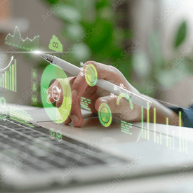 Primer plano de una mano con un puntero sobre gráficos y datos de sostenibilidad superpuestos en verde