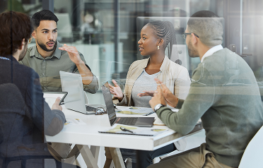 equipo debatiendo estrategias en una sala de juntas moderna