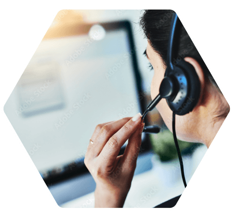 mujer con auriculares de comunicación trabajando frente a un monitor