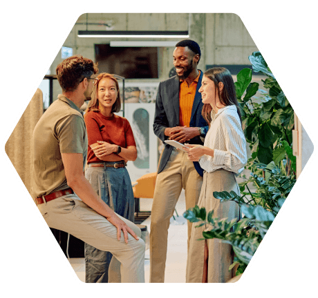 grupo de profesionales conversando en una oficina moderna con plantas