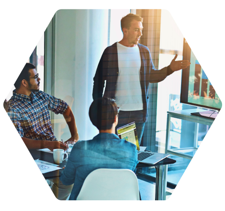 profesional analizando gráficos de rendimiento con su equipo de trabajo