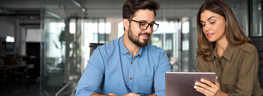 dos especialistas revisando información en una tablet