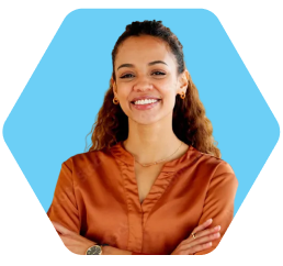 retrato de una mujer sonriente con blusa naranja sobre fondo azul hexagonal