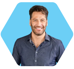 retrato de un hombre joven sonriente con camisa azul en un marco hexagonal