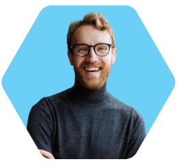 retrato de un hombre con gafas y barba sonriendo en un marco hexagonal azul