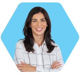 retrato de una mujer sonriente con camisa de cuadros sobre fondo hexagonal azul