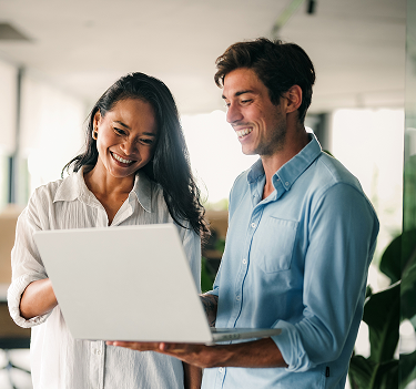socios comerciales revisando con éxito un proyecto en una computadora portátil