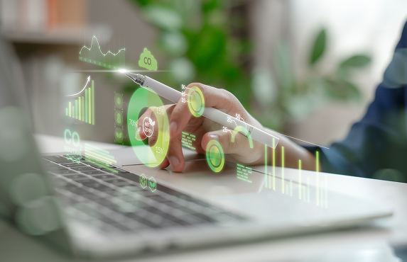 Primer plano de una mano con un puntero sobre gráficos y datos de sostenibilidad superpuestos en verde